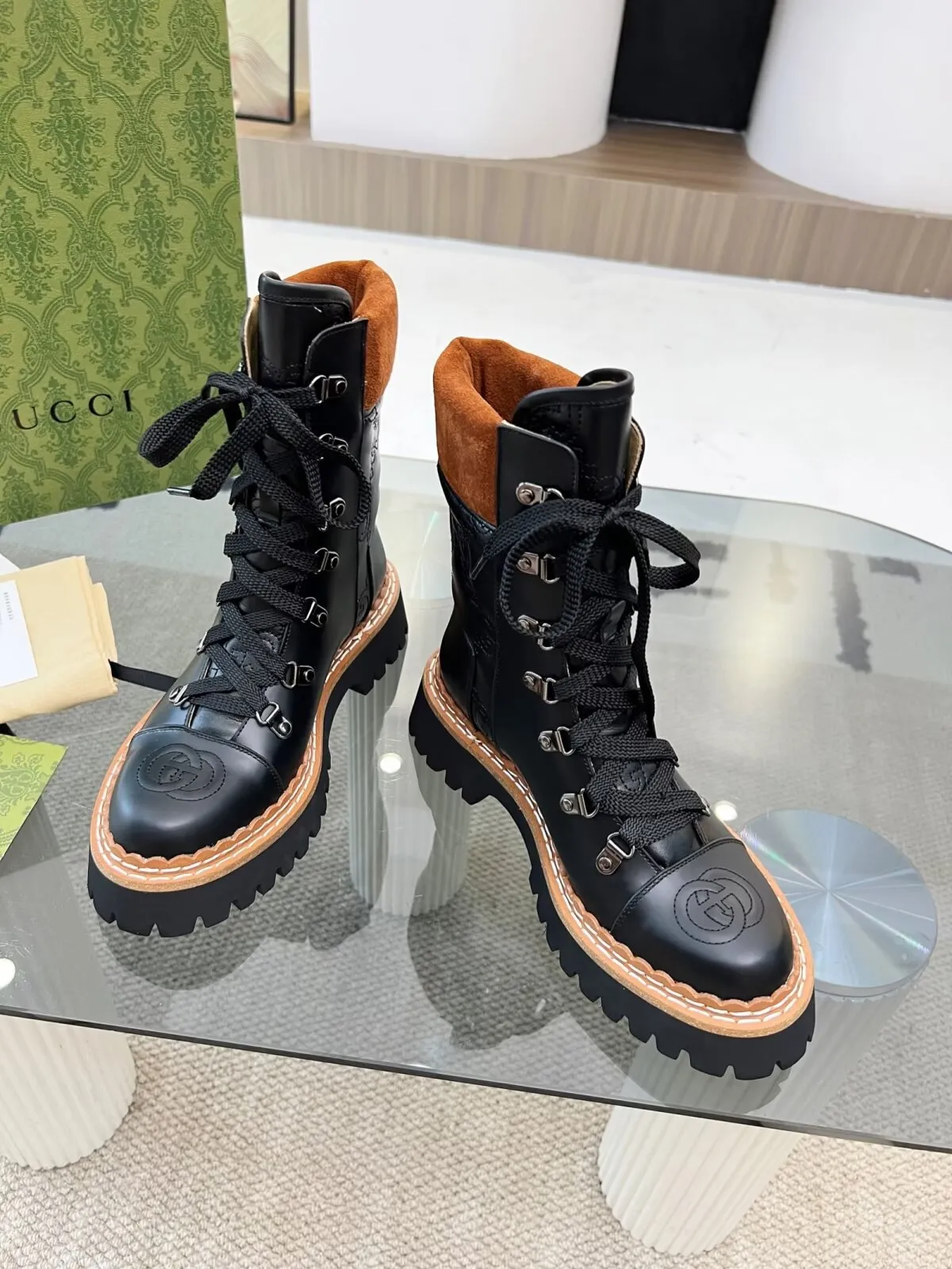 👟👟Ex-factory price 660👟👟 Autumn and winter GUCCI 8-inch ankle boots original model opening✅Double G electric embroidered toe cap Colored shoelaces, full of high-end feel [strong] Fabric: cowhide🐂, matte open edge beads Inner/foot pads: high-end apricot cowhide TPU outsole Heel height 4cm Color: black Size: 34-42 (34, 42 need to be customized) Packaging: Comes with card and cloth bag.